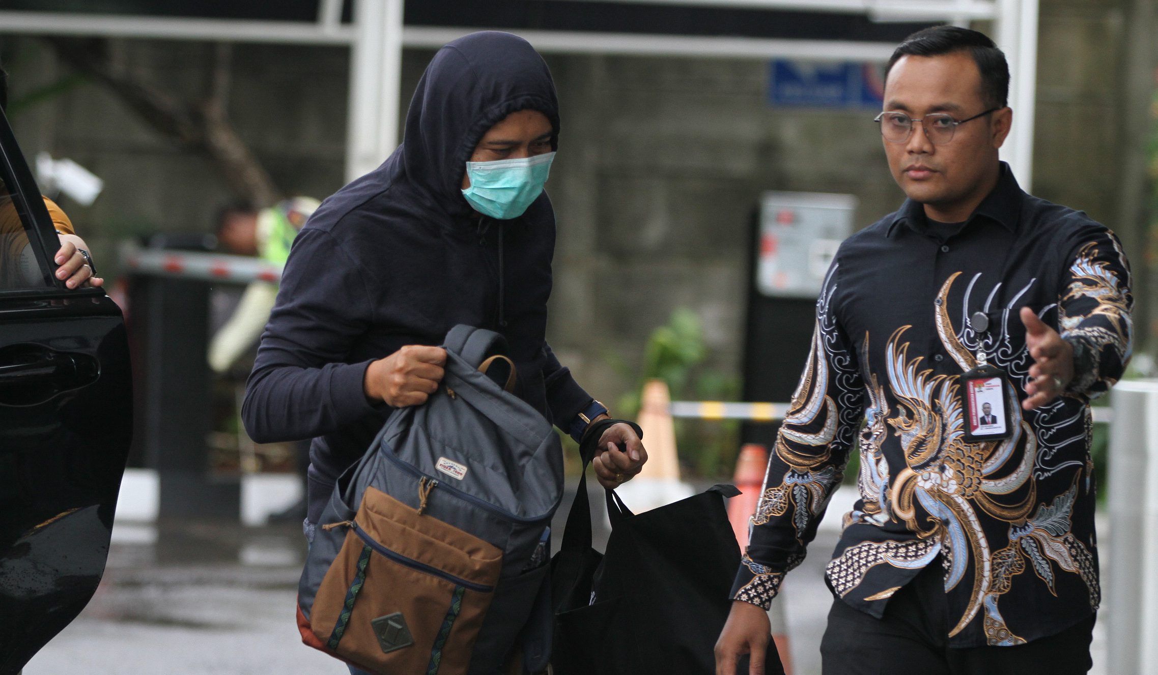 Kasi Intel HSU tiba di KPK usai OTT. (Agus Priatna/SinPo.id)