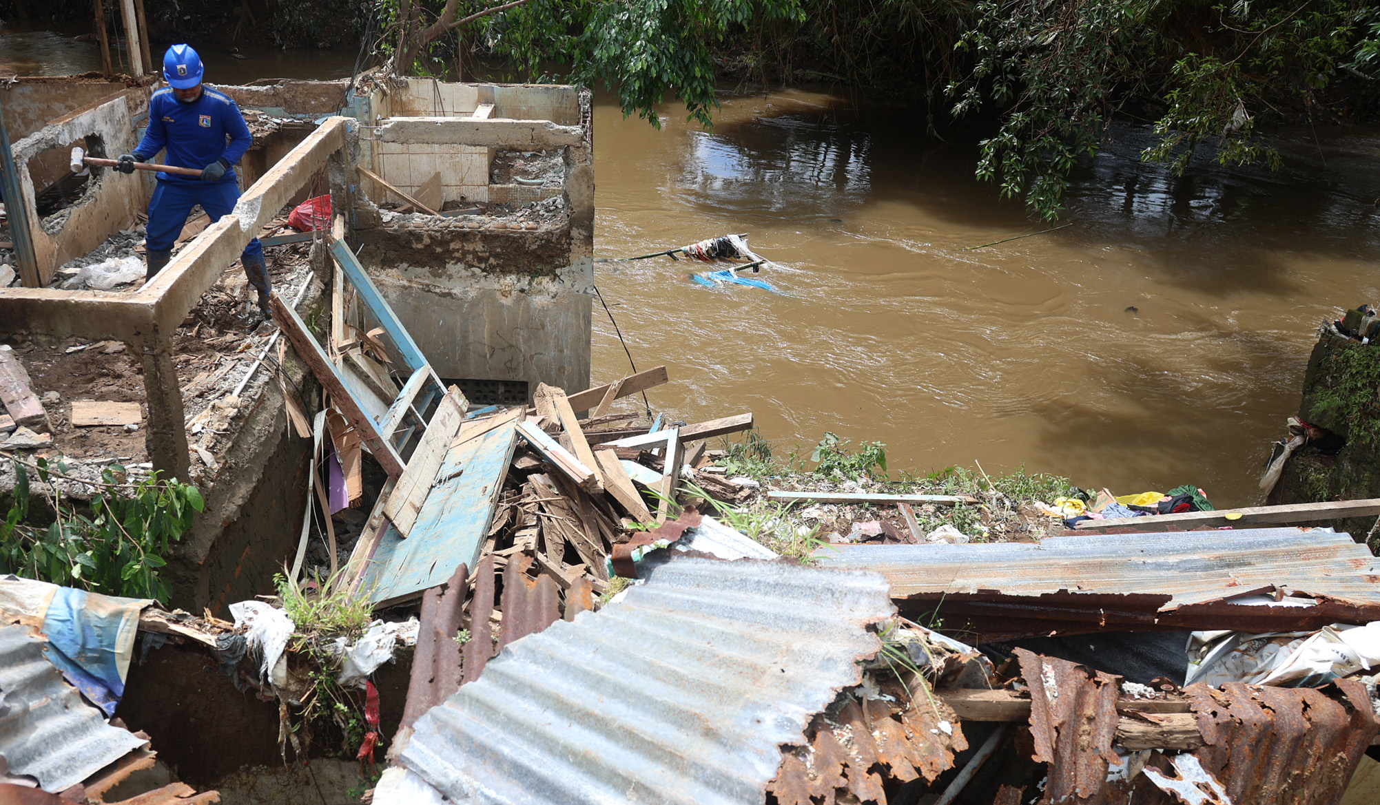 Pembongkaran rumah di pinggiran bantaran Ciliwung. (Agus Priatna/SinPo.id)