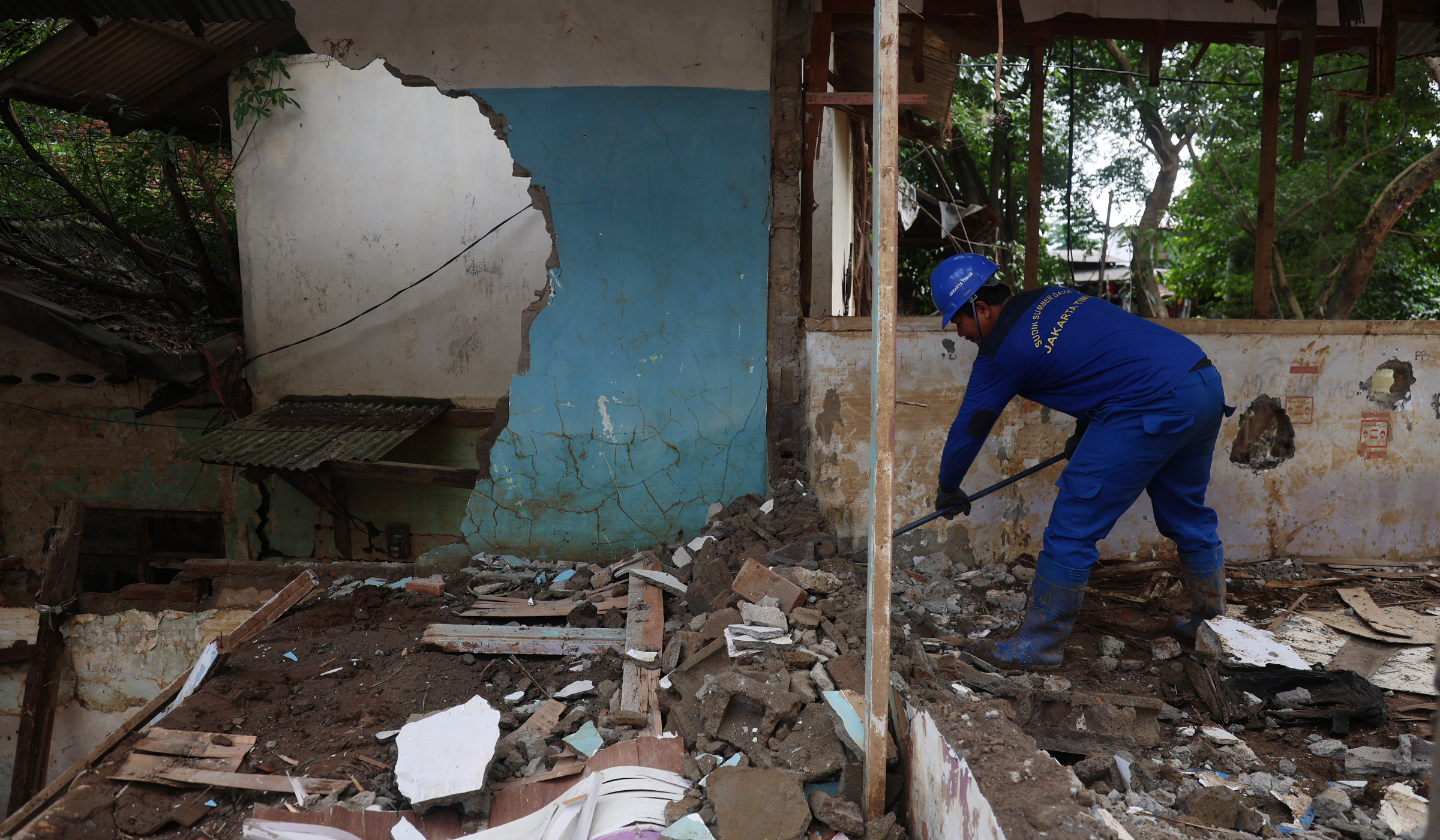 Pembongkaran rumah di pinggiran bantaran Ciliwung. (Agus Priatna/SinPo.id)