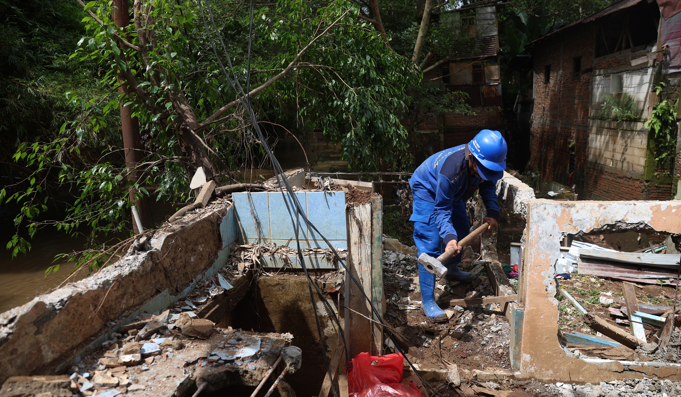 Pembongkaran rumah di pinggiran bantaran Ciliwung. (Agus Priatna/SinPo.id)