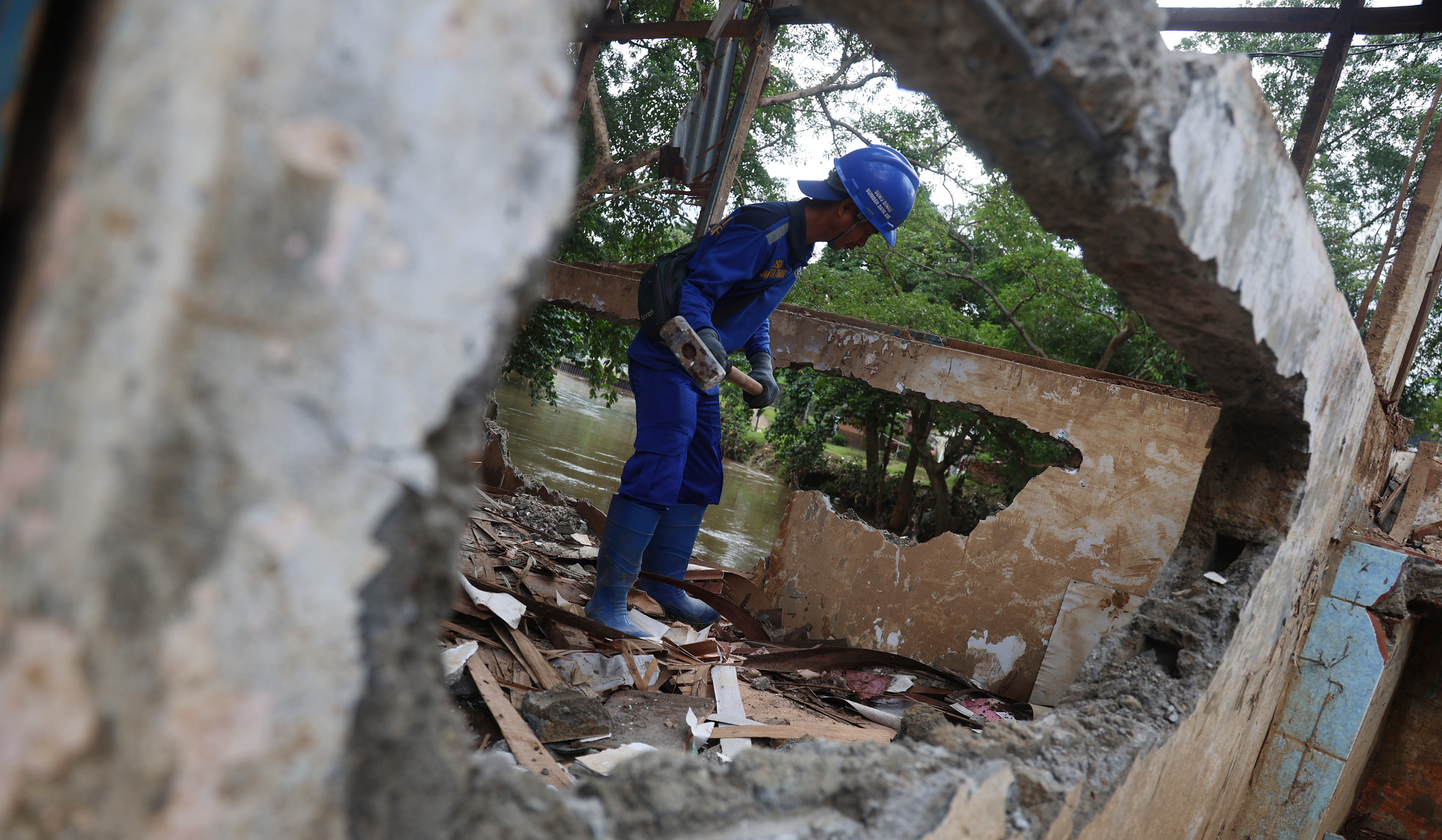 Pembongkaran rumah di pinggiran bantaran Ciliwung. (Agus Priatna/SinPo.id)