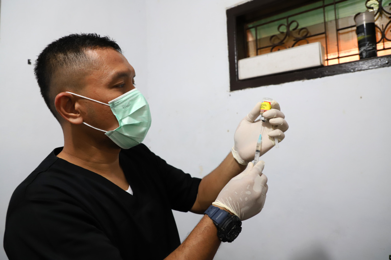 Petugas ketahanan pangan kelautan dan pertanian Kecamatan Tebet di Kantor Sekretariat RW 02 Kebon Baru menggelar vaksinasi rabies gratis (Ashar/SinPo.id)