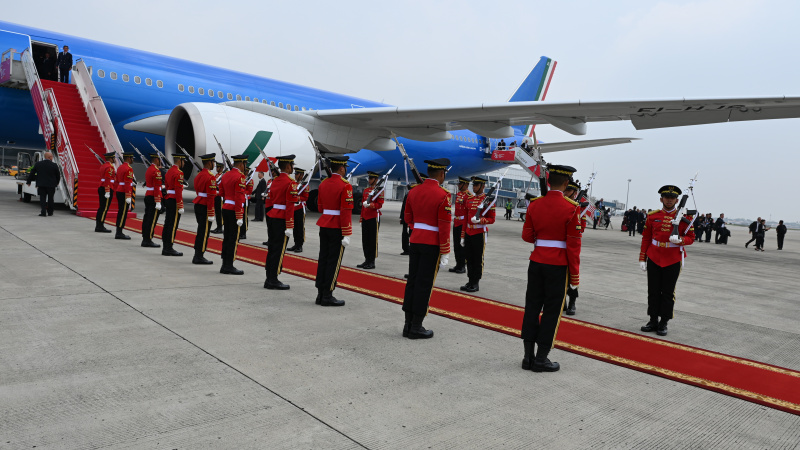 Kedatangan Paus Fransiskus tiba di Bandara Soekarno Hatta yang disambut oleh Menteri Agama Yaqut Cholil Qoumas (SinPo.id/IndonesiaPapalCommitee/IwanJayadi)