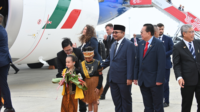 Kedatangan Paus Fransiskus tiba di Bandara Soekarno Hatta yang disambut oleh Menteri Agama Yaqut Cholil Qoumas (SinPo.id/IndonesiaPapalCommitee/IwanJayadi)