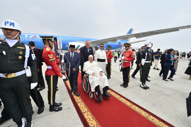 Kedatangan Paus Fransiskus tiba di Bandara Soekarno Hatta yang disambut oleh Menteri Agama Yaqut Cholil Qoumas (SinPo.id/IndonesiaPapalCommitee/IwanJayadi)