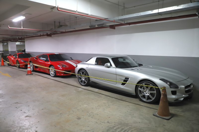 Kejagung kembali menyita 3 mobil mewah milik tersangka Harvey Moeis yakni 2 mobil Ferrari dan Mercedes-Benz dari kediamannya (Ashar/SinPo.id)