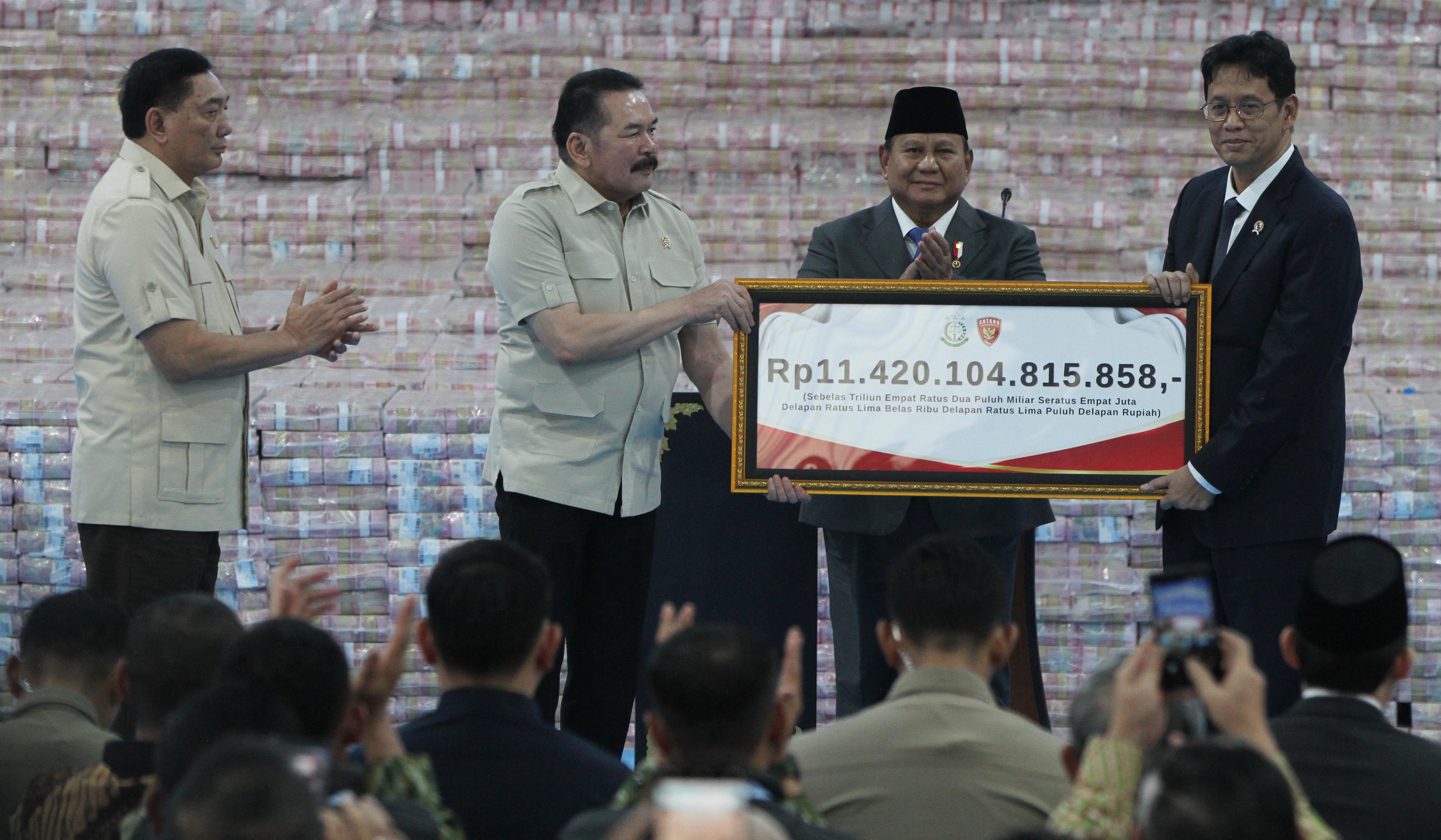 Prabowo saksikan penyerahan denda Rp11,42 Triliun dari PKH. (Agus Priatna/SinPo.id)