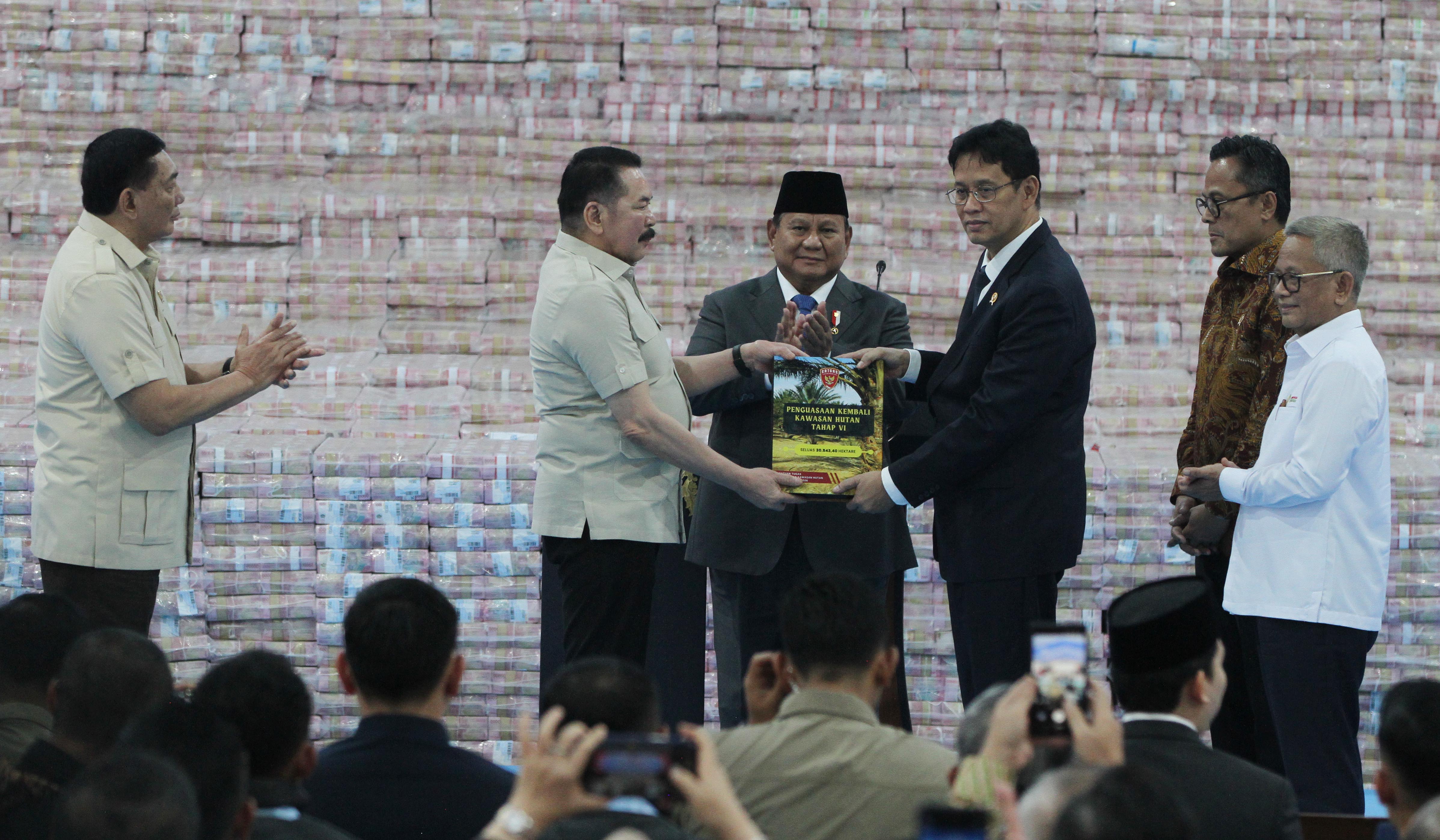 Prabowo saksikan penyerahan denda Rp11,42 Triliun dari PKH. (Agus Priatna/SinPo.id)