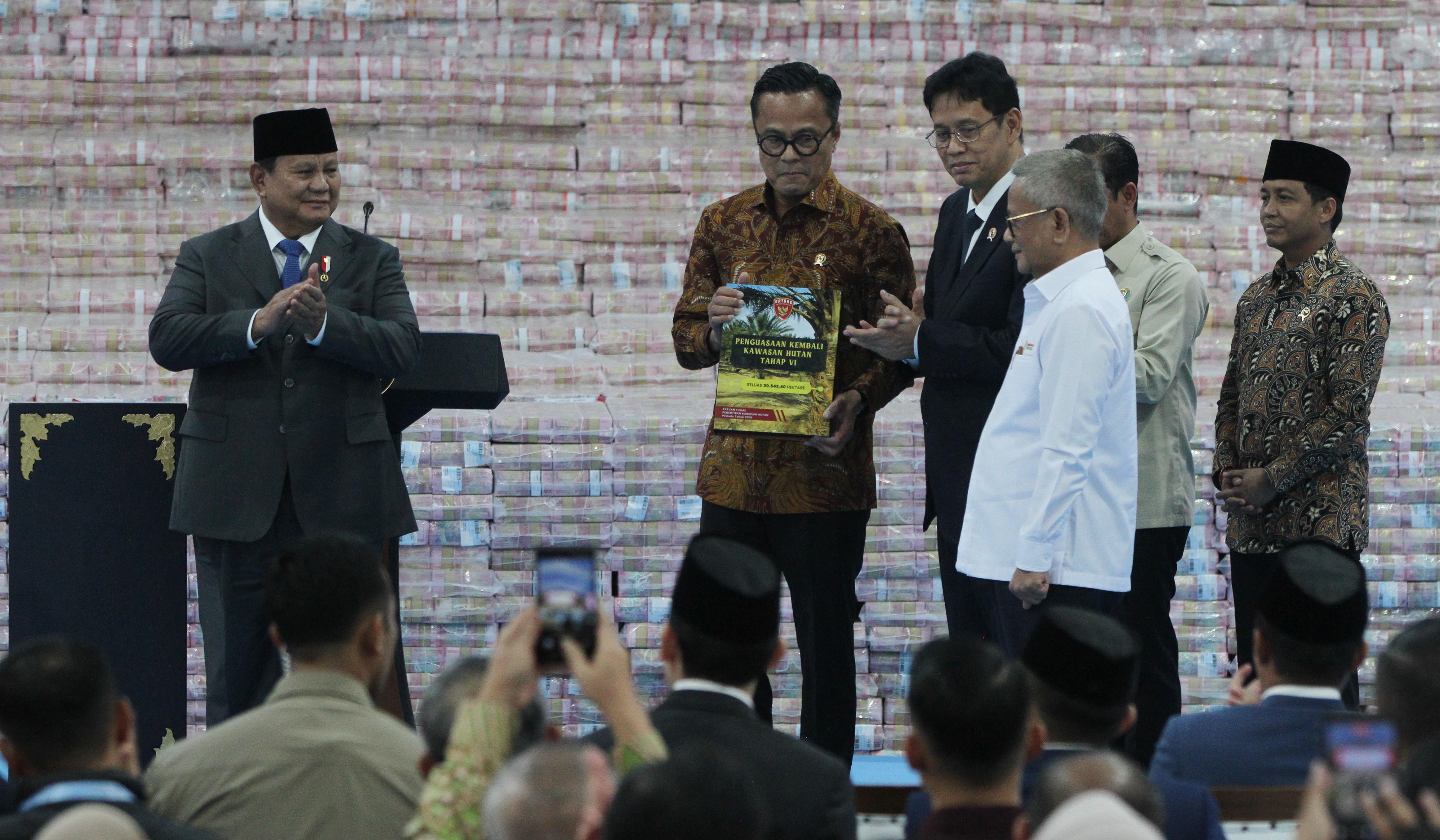 Prabowo saksikan penyerahan denda Rp11,42 Triliun dari PKH. (Agus Priatna/SinPo.id)