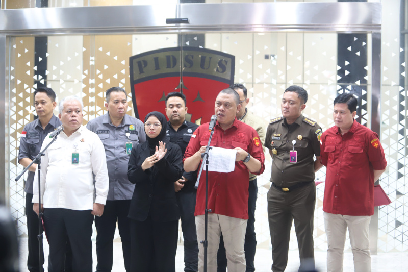 Kejagung resmi menahan Direktur Utama PT Sritex Iwan Setiawan Lukminto terkait dugaan kasus korupsi pemberian kredit (Ashar/SinPo.id)