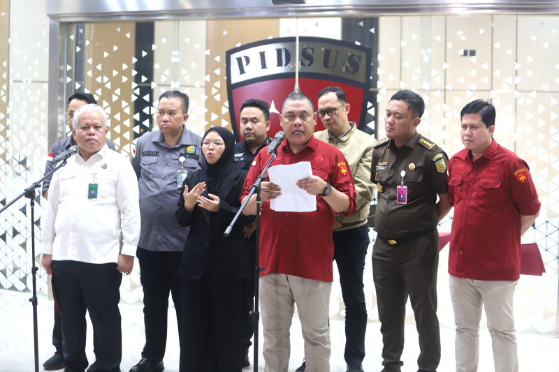 Kejagung resmi menahan Direktur Utama PT Sritex Iwan Setiawan Lukminto terkait dugaan kasus korupsi pemberian kredit (Ashar/SinPo.id)