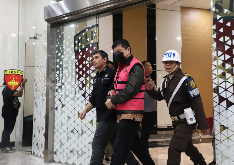 Kejagung resmi menahan Direktur Utama PT Sritex Iwan Setiawan Lukminto terkait dugaan kasus korupsi pemberian kredit (Ashar/SinPo.id)