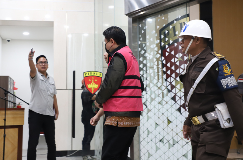 Kejagung resmi menahan Direktur Utama PT Sritex Iwan Setiawan Lukminto terkait dugaan kasus korupsi pemberian kredit (Ashar/SinPo.id)