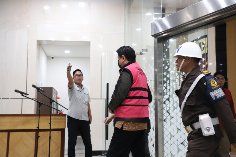 Kejagung resmi menahan Direktur Utama PT Sritex Iwan Setiawan Lukminto terkait dugaan kasus korupsi pemberian kredit (Ashar/SinPo.id)