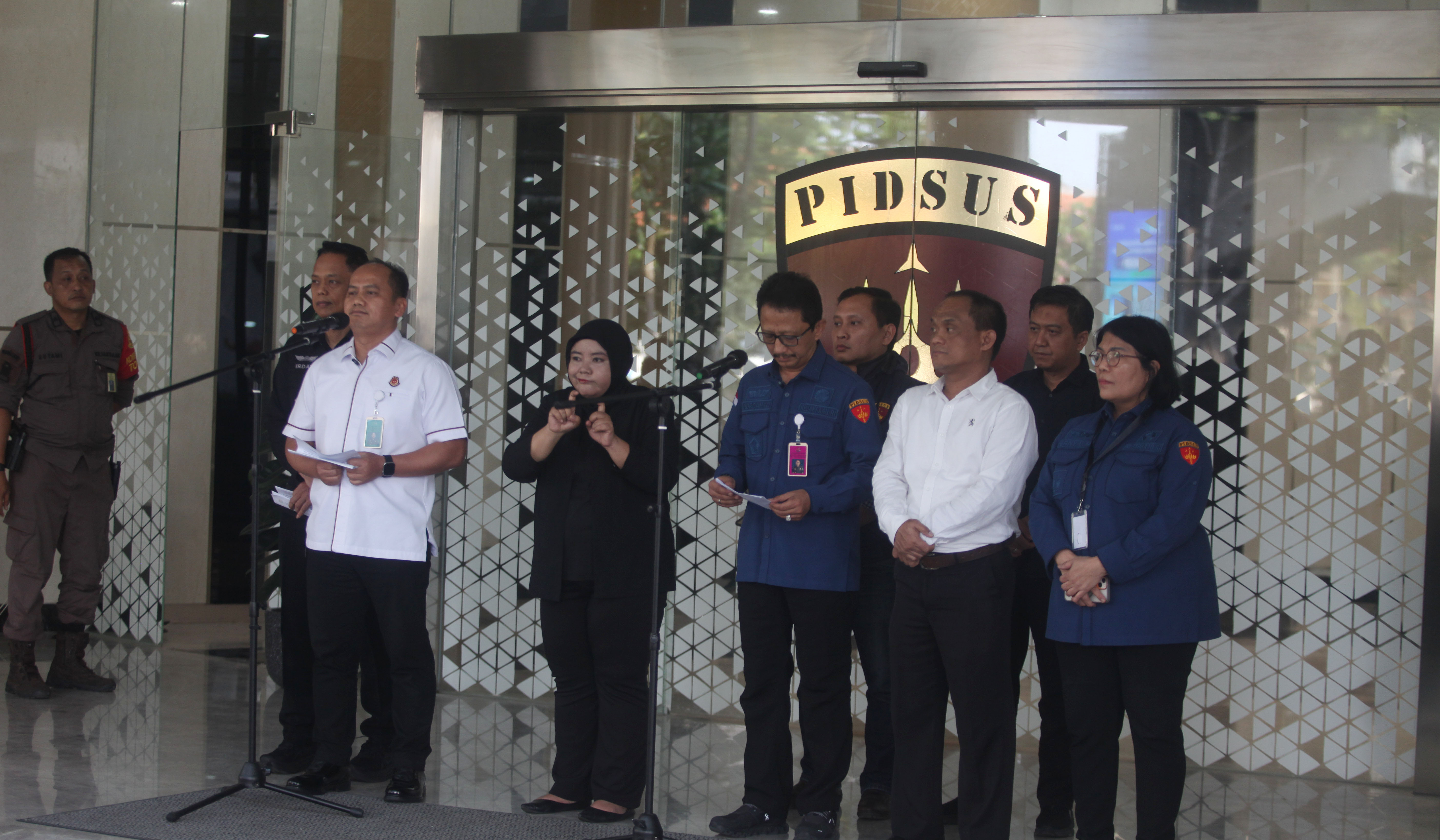 Penetapan tersangka korupsi chromebook. (Agus Priatna/SinPo.id)