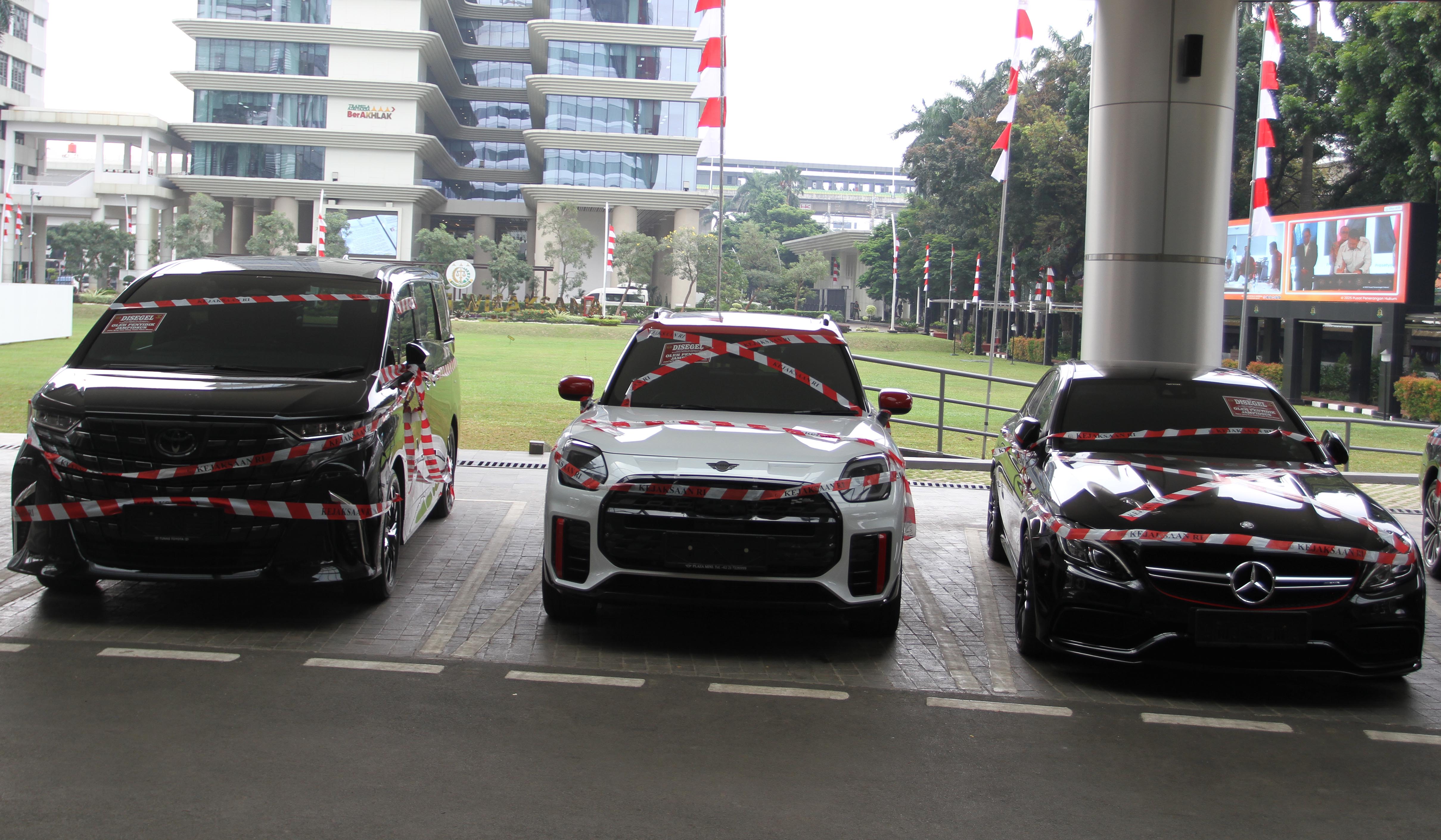 Mobil mewah Riza Chalid. (Agus Priatna/SinPo.id)