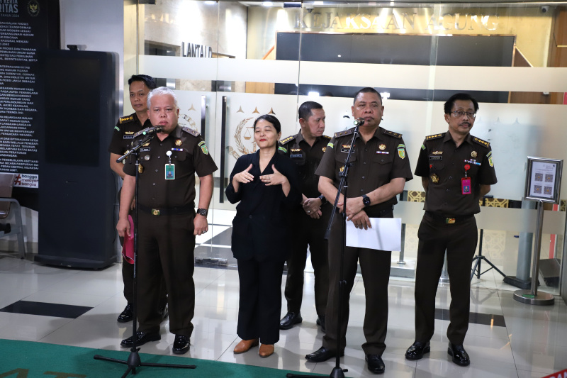 Kejagung tetapkan 3 tersangka baru terkait kasus suap tambang timah dan import gula  (Ashar/SinPo.id)