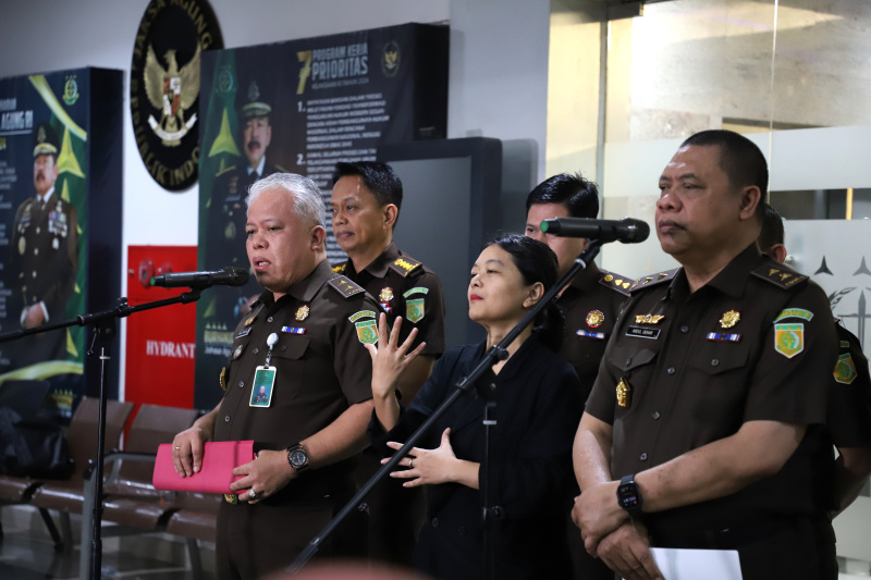 Kejagung tetapkan 3 tersangka baru terkait kasus suap tambang timah dan import gula  (Ashar/SinPo.id)