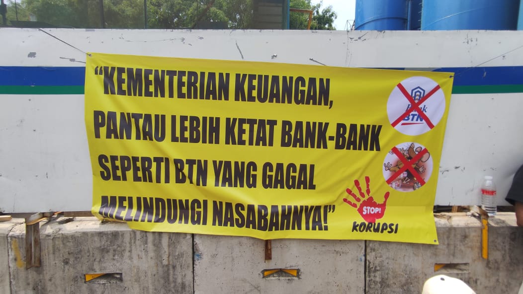 Kelompok Anti Korupsi menggelar aksi demo di depan Gedung BTN untuk mengusut dana hilangnya punya nasabah (Ashar/SinPo.id)