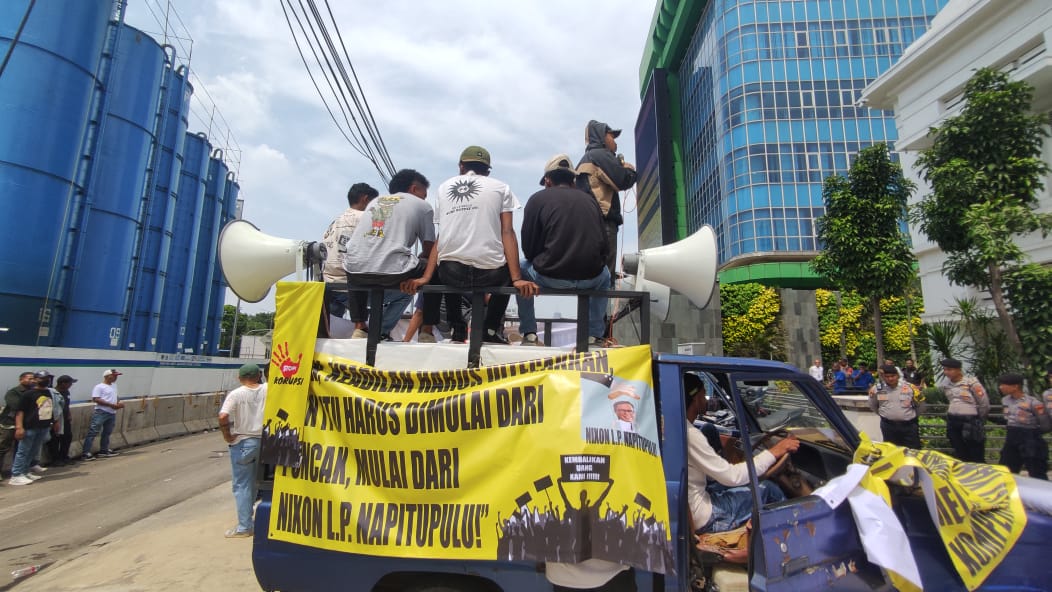 Kelompok Anti Korupsi menggelar aksi demo di depan Gedung BTN untuk mengusut dana hilangnya punya nasabah (Ashar/SinPo.id)