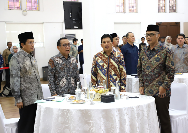 Menteri Agama Nasaruddin Umar menggelar MoU Kerja Sama dengan BPJS Kesehatan untuk meningkatkan pelayanan kesehatan bagi calon jemaah haji di Kantor Kemenko PMK (Ashar/SinPo.id)