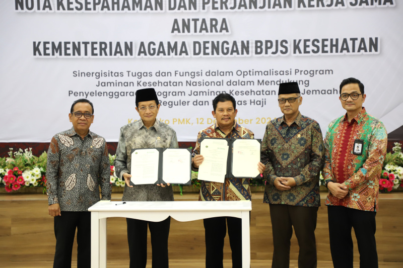 Menteri Agama Nasaruddin Umar menggelar MoU Kerja Sama dengan BPJS Kesehatan untuk meningkatkan pelayanan kesehatan bagi calon jemaah haji di Kantor Kemenko PMK (Ashar/SinPo.id)