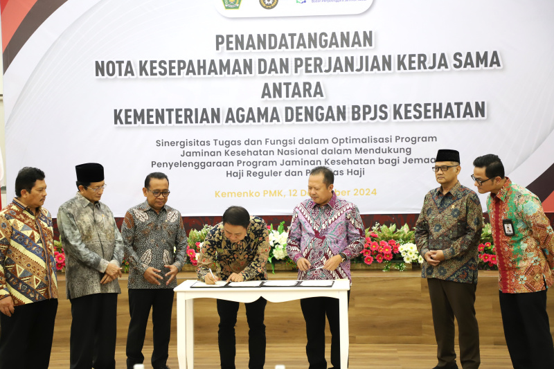 Menteri Agama Nasaruddin Umar menggelar MoU Kerja Sama dengan BPJS Kesehatan untuk meningkatkan pelayanan kesehatan bagi calon jemaah haji di Kantor Kemenko PMK (Ashar/SinPo.id)