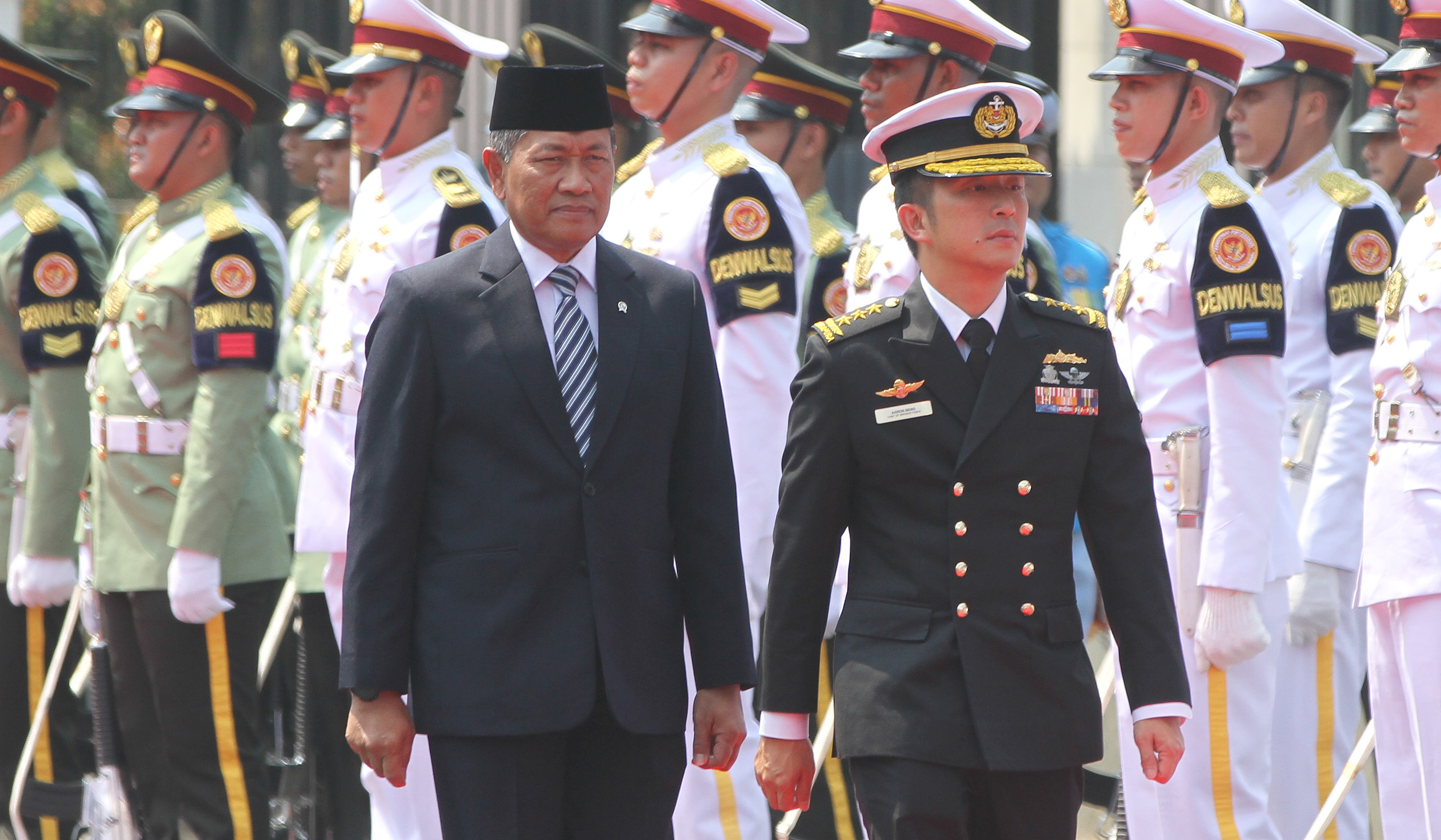 Kemenhan saat menerima kunjungan Panglima Angkatan Bersenjata Singapura Laksamana Madya Aaron Beng. (Agus Priatna/SinPo.id)