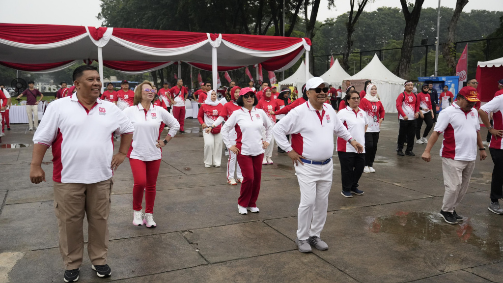 Kemenko Kumham Imipas menggelar bakti sosial dalam rangka menyambut HUT ke-80 Kemerdekaan RI di Lapangan Banteng (Ashar/SinPo.id)
