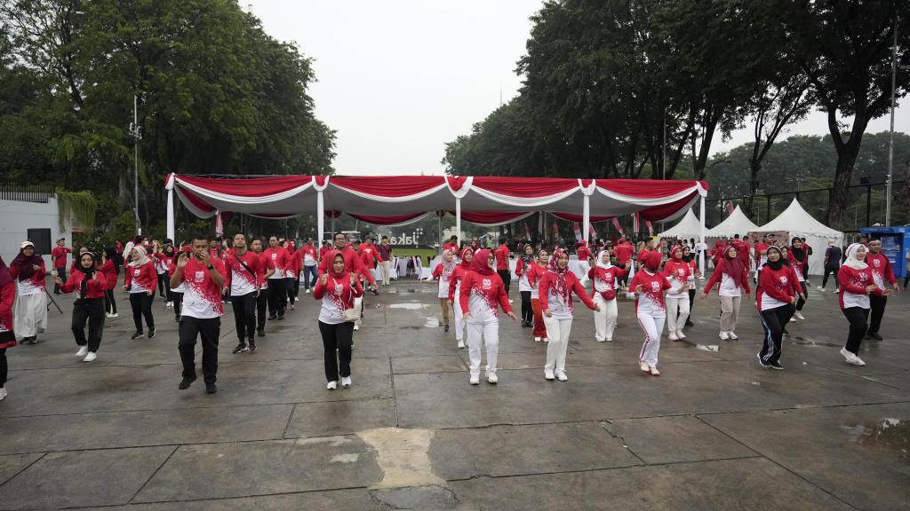 Kemenko Kumham Imipas menggelar bakti sosial dalam rangka menyambut HUT ke-80 Kemerdekaan RI di Lapangan Banteng (Ashar/SinPo.id)