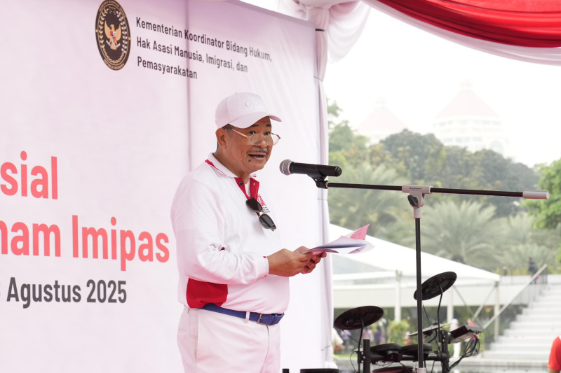 Kemenko Kumham Imipas menggelar bakti sosial dalam rangka menyambut HUT ke-80 Kemerdekaan RI di Lapangan Banteng (Ashar/SinPo.id)