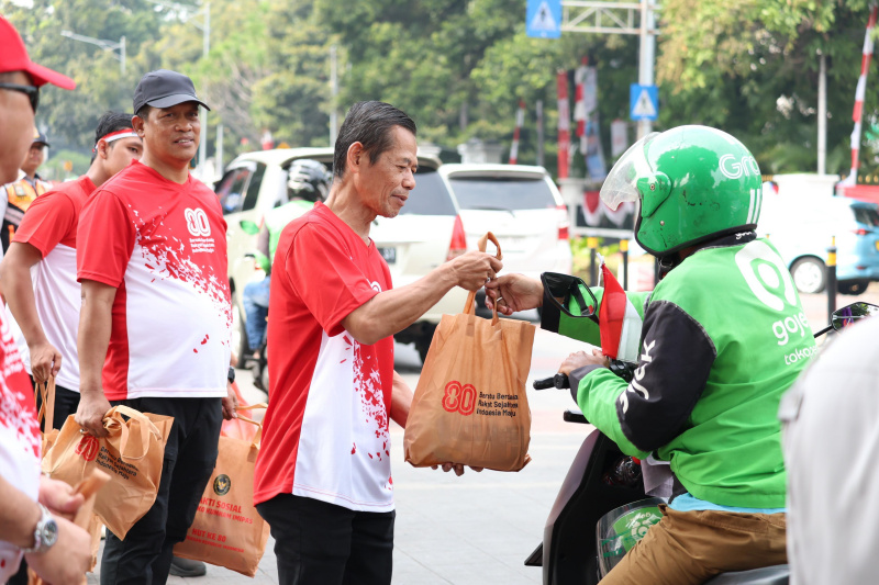 Kemenko Kumham Imipas menggelar bakti sosial dalam rangka menyambut HUT ke-80 Kemerdekaan RI di Lapangan Banteng (Ashar/SinPo.id)