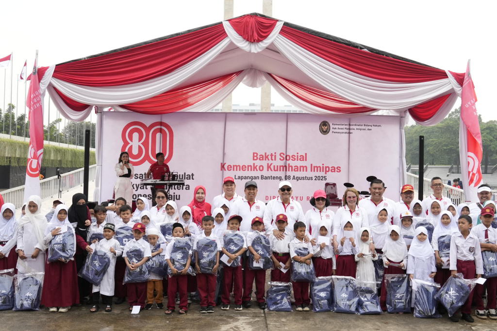 Kemenko Kumham Imipas menggelar bakti sosial dalam rangka menyambut HUT ke-80 Kemerdekaan RI di Lapangan Banteng (Ashar/SinPo.id)