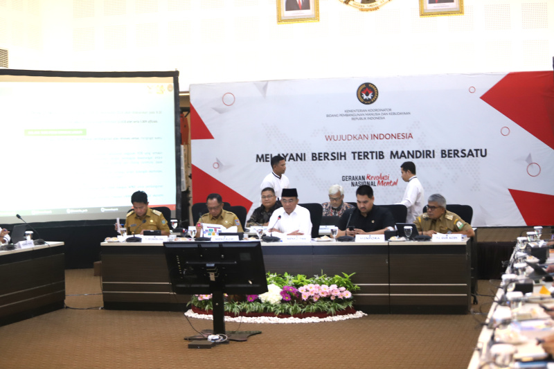 Menko PMK Muhadjir memimpin Rakor Tingkat Menteri dengan Mendagri Tito Karnavian dan Menpora Dito Arietedjo bahas persiapan PON Aceh dan Sumatera Utara (Ashar/SinPo.id)