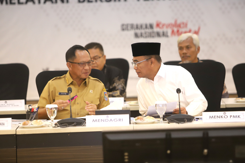 Menko PMK Muhadjir memimpin Rakor Tingkat Menteri dengan Mendagri Tito Karnavian dan Menpora Dito Arietedjo bahas persiapan PON Aceh dan Sumatera Utara (Ashar/SinPo.id)