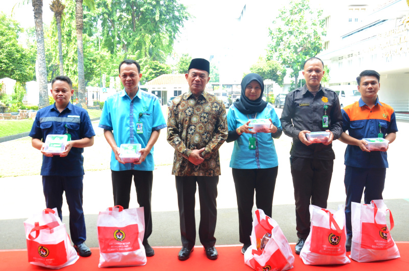 Menko PMK Muhadjir Effendy meneggelar silahturahmi Hari Raya Idul Adha dengan Pegawai dan Insan Media di Gedung Kemenko PMK (Ashar/SinPo.id)