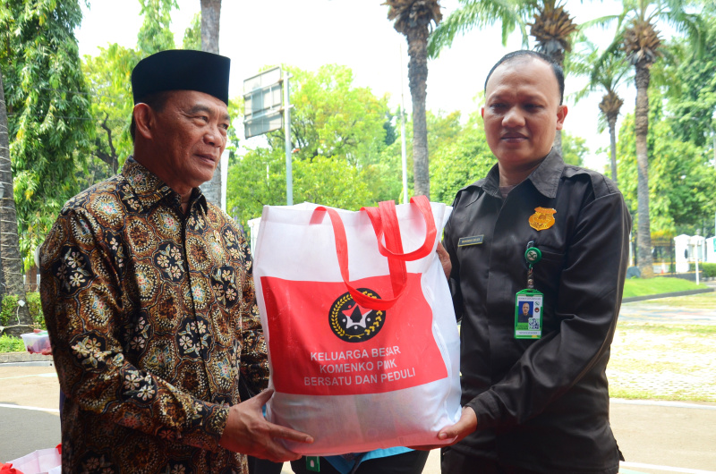 Menko PMK Muhadjir Effendy meneggelar silahturahmi Hari Raya Idul Adha dengan Pegawai dan Insan Media di Gedung Kemenko PMK (Ashar/SinPo.id)