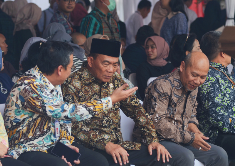 Menko PMK Muhadjir Effendy meneggelar silahturahmi Hari Raya Idul Adha dengan Pegawai dan Insan Media di Gedung Kemenko PMK (Ashar/SinPo.id)