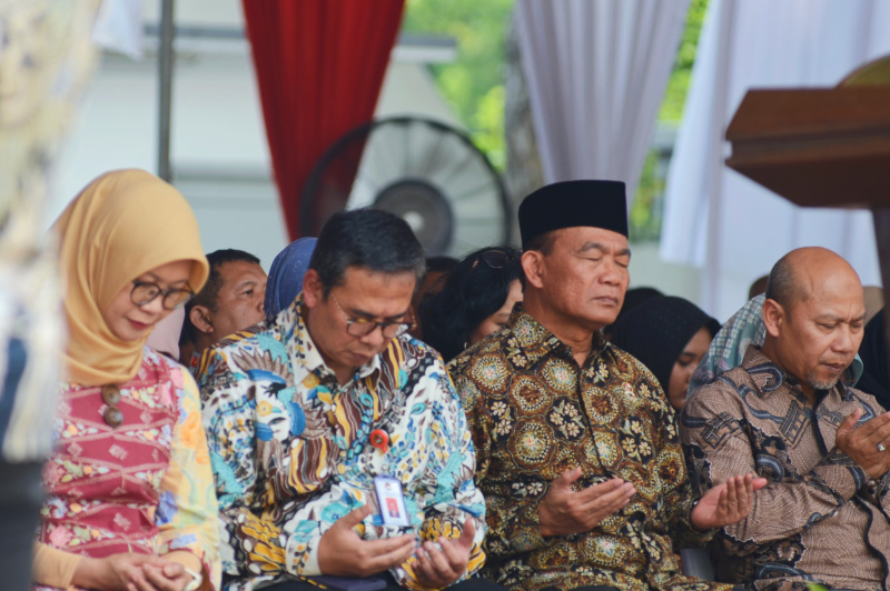 Menko PMK Muhadjir Effendy meneggelar silahturahmi Hari Raya Idul Adha dengan Pegawai dan Insan Media di Gedung Kemenko PMK (Ashar/SinPo.id)