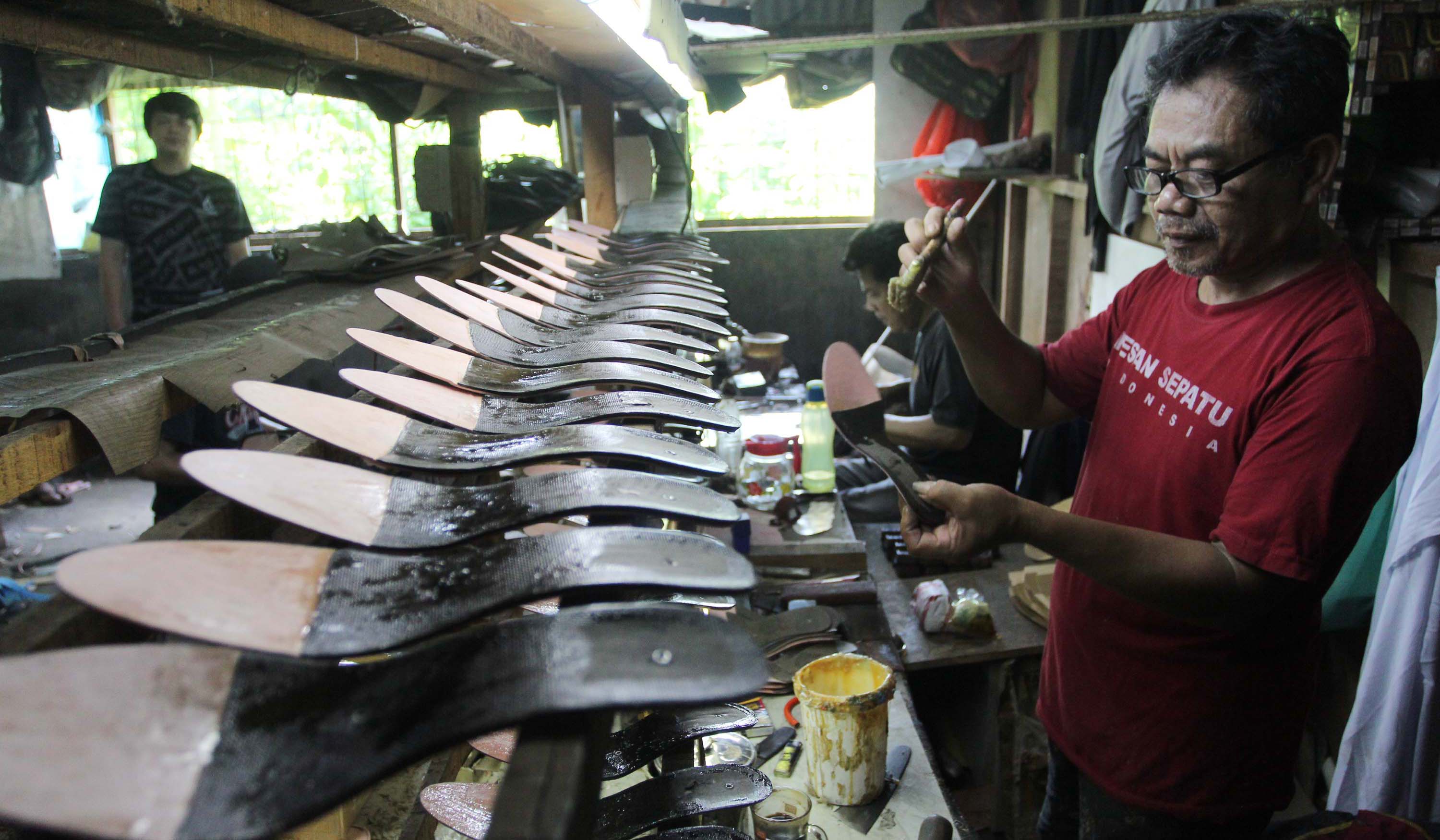 Pembuatan alas kaki di Tangerang Selatan. (Agus Priatna/SinPo.id)