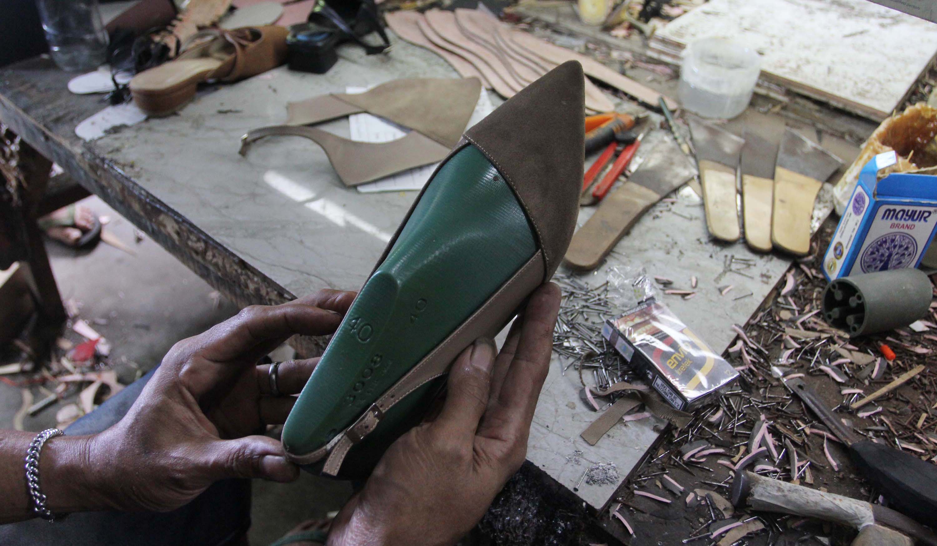 Pembuatan alas kaki di Tangerang Selatan. (Agus Priatna/SinPo.id)