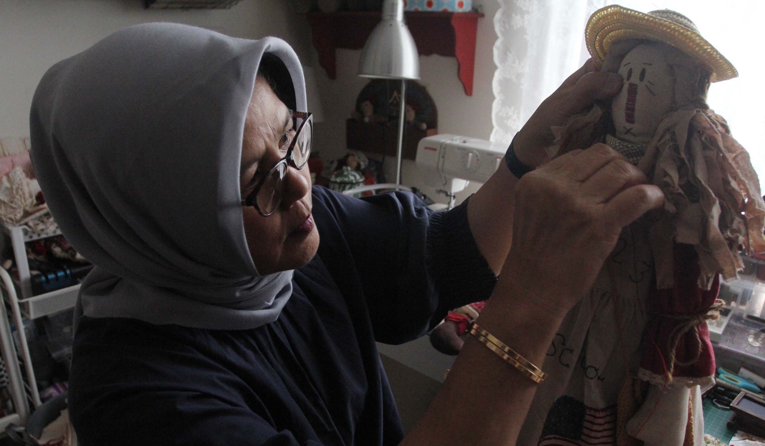 Pembuatan boneka dari kain perca. (Agus Priatna/SinPo.id)