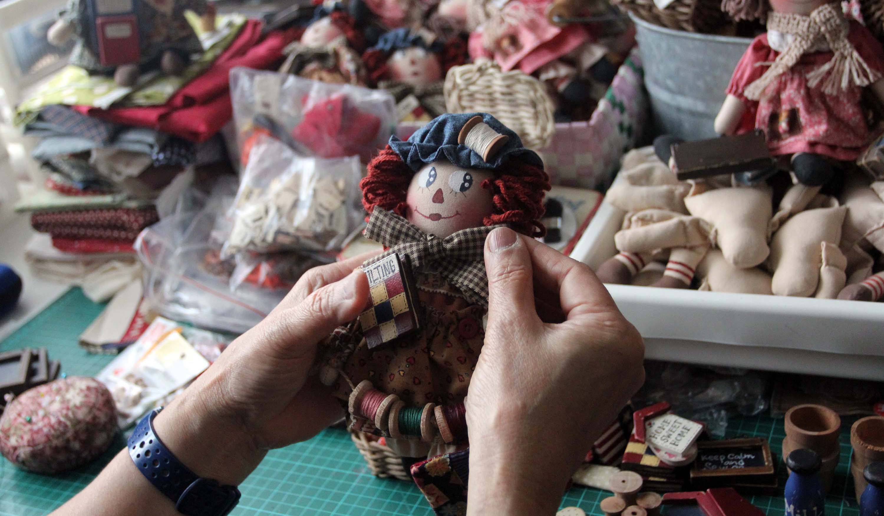 Pembuatan boneka dari kain perca. (Agus Priatna/SinPo.id)