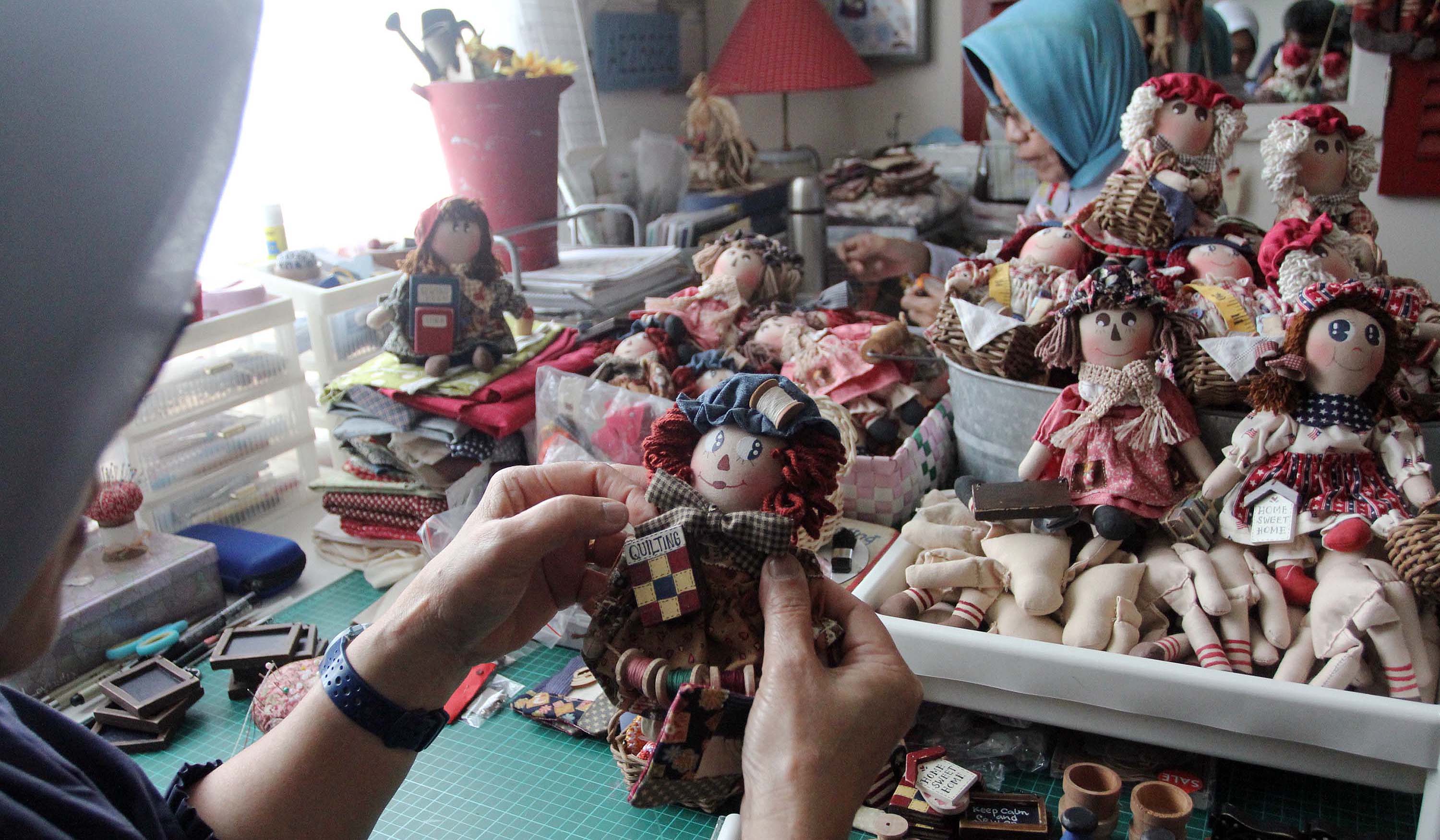 Pembuatan boneka dari kain perca. (Agus Priatna/SinPo.id)