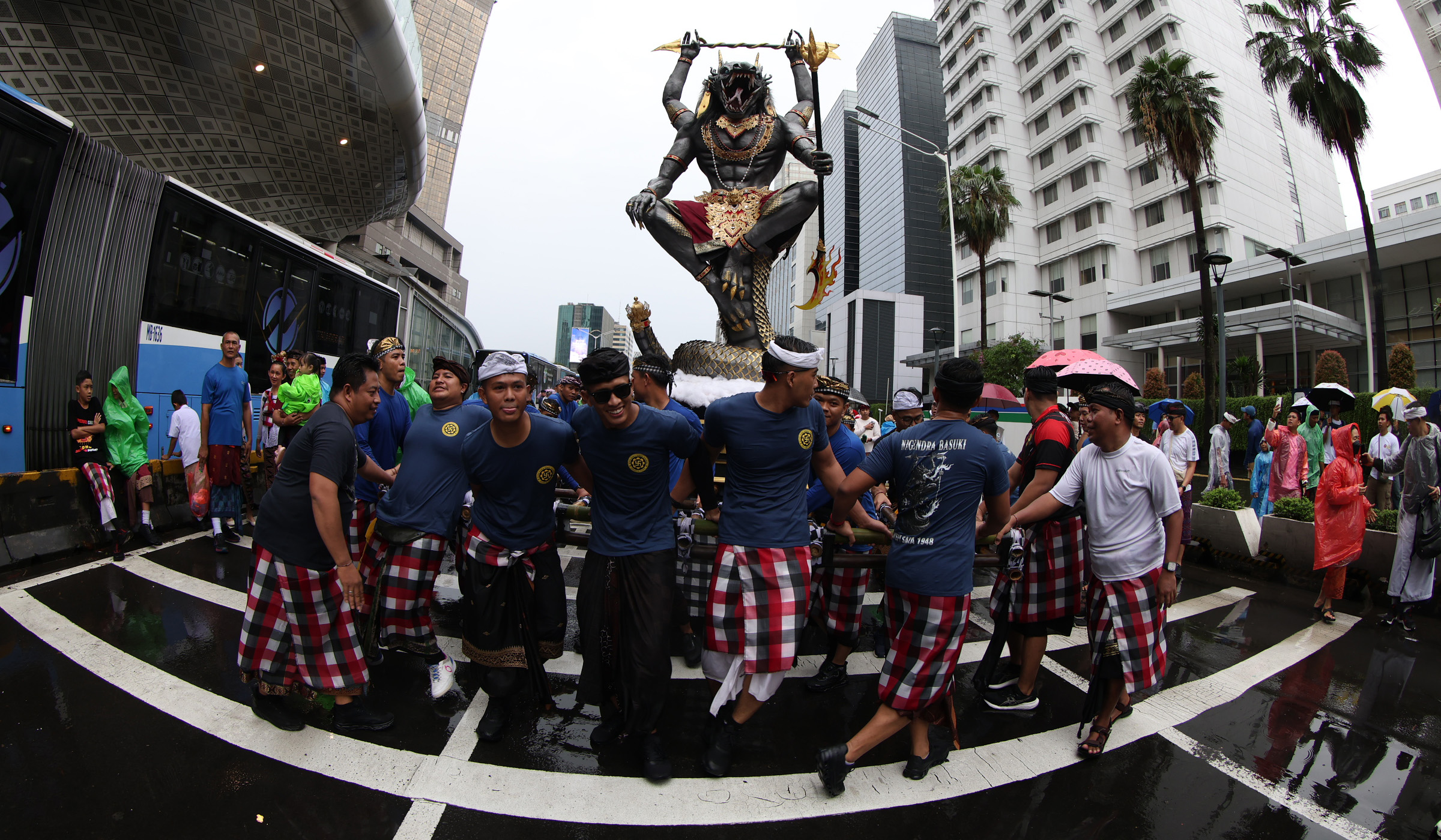 Pawai ogoh ogoh di Jakarta. (Agus Priatna/SinPo.id)
