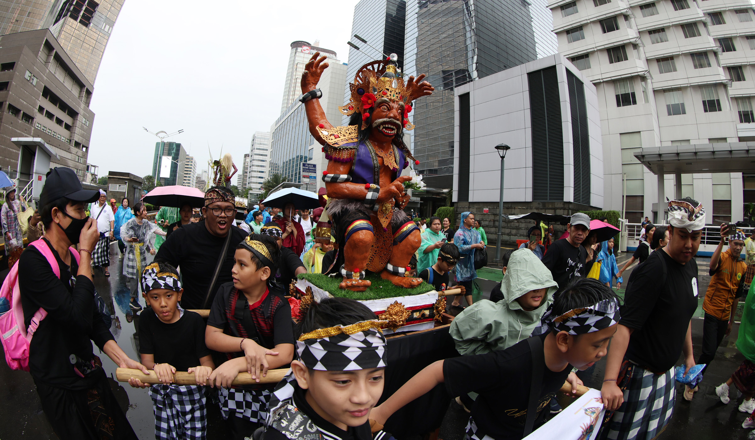 Pawai ogoh ogoh di Jakarta. (Agus Priatna/SinPo.id)