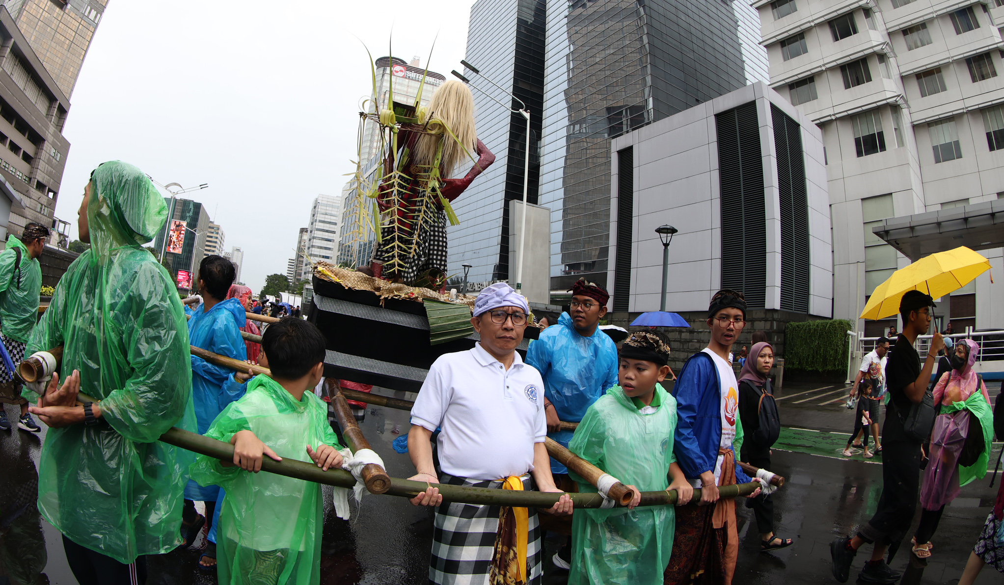 Pawai ogoh ogoh di Jakarta. (Agus Priatna/SinPo.id)