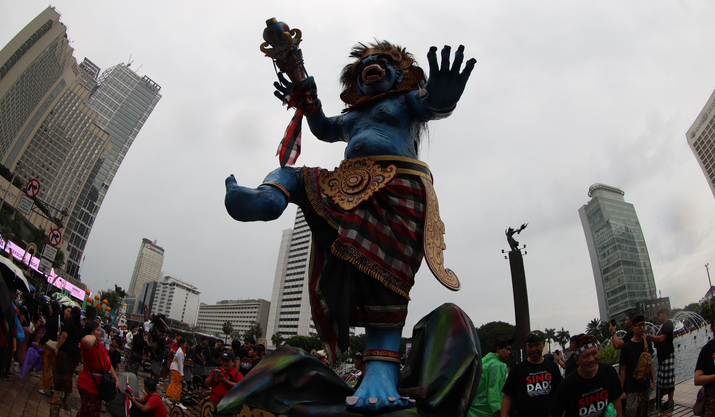 Pawai ogoh ogoh di Jakarta. (Agus Priatna/SinPo.id)