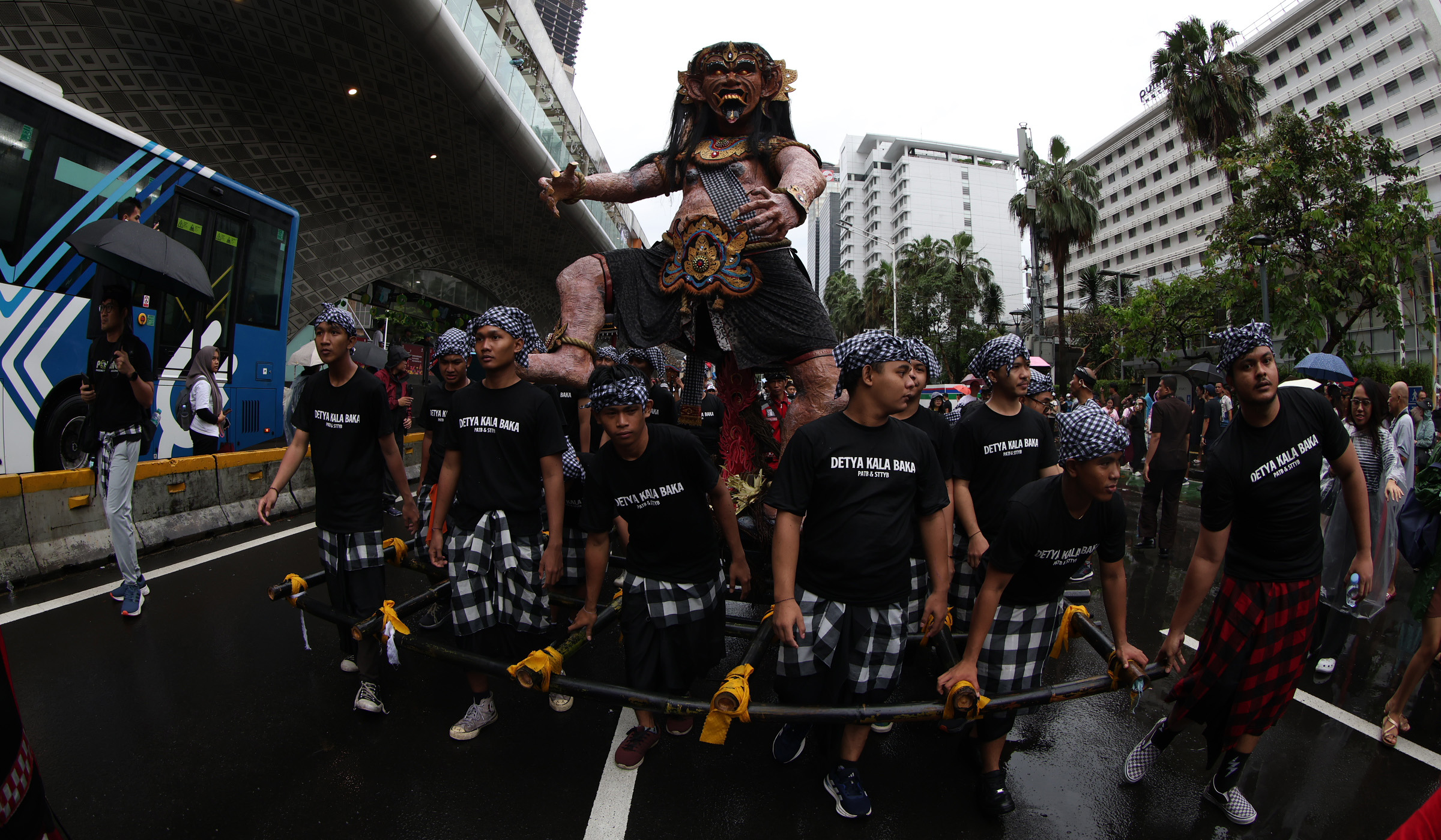 Pawai ogoh ogoh di Jakarta. (Agus Priatna/SinPo.id)