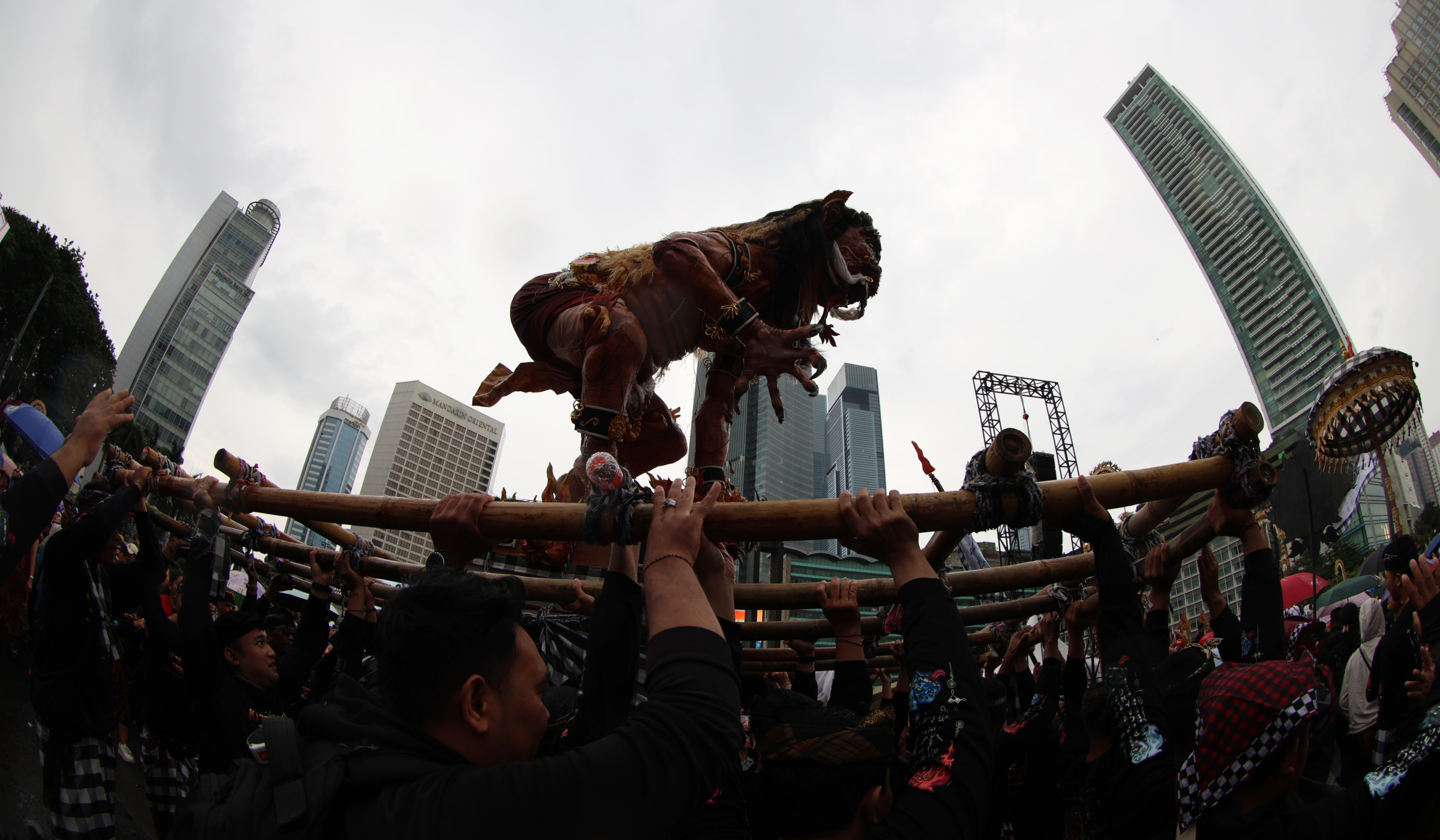 Pawai ogoh ogoh di Jakarta. (Agus Priatna/SinPo.id)